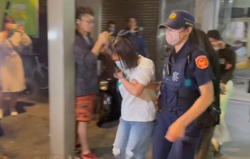 從事色情行業越籍女子一一被警帶出。(記者林金聖翻攝)