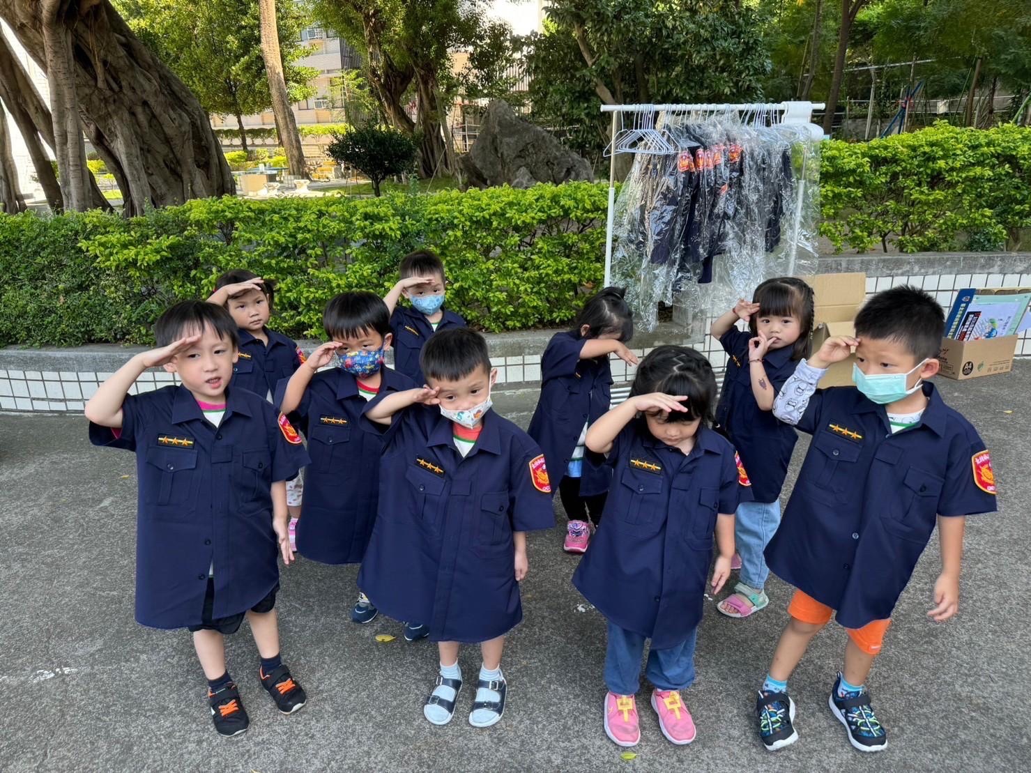 小朋友換上超萌警察制服,體驗成為波麗士。(記者薛秀蓮翻攝)