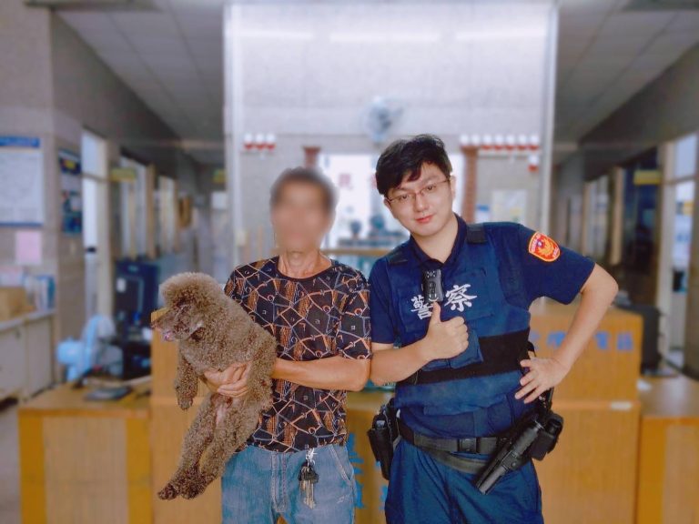 巡邏員警將走失貴賓狗帶往至動物醫院掃瞄晶片，成功聯繫狗主人接回愛寵。（記者 張艷君翻攝）