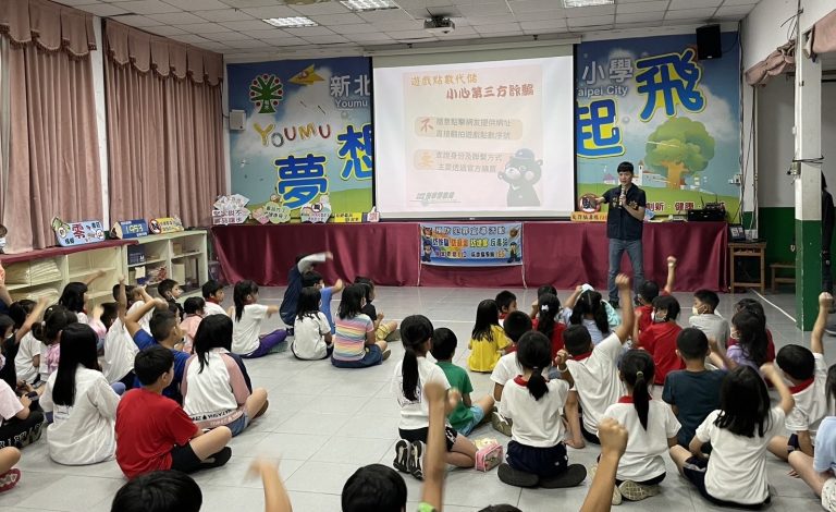 土城分局偵查隊副隊長林長儀率隊前往有木國小舉辦犯罪預防宣導活動。（記者 張艷君翻攝）