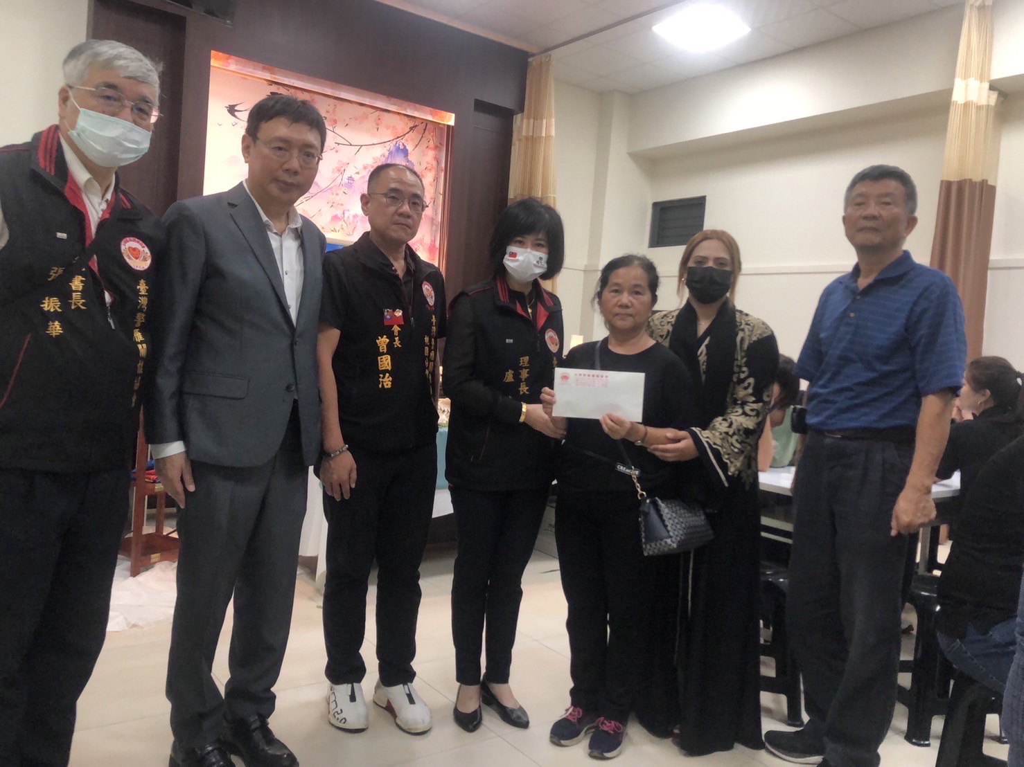 台灣警雁協會眾幹部將各界善款帶至屏東慰問罹難者家屬。(記者徐煜勝翻攝)