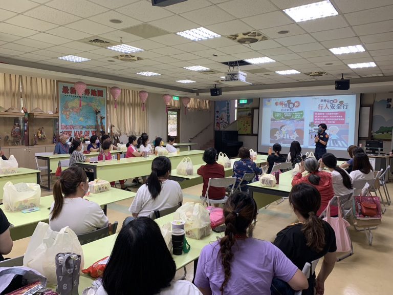 樹林分局在志工大會上分享「維護國民小學上、放學安全維護工作」協勤基本要領、交通指揮方法外,提醒執勤時應注意交通安全基本觀念及常見的交通違規。(記者 張艷君翻攝)