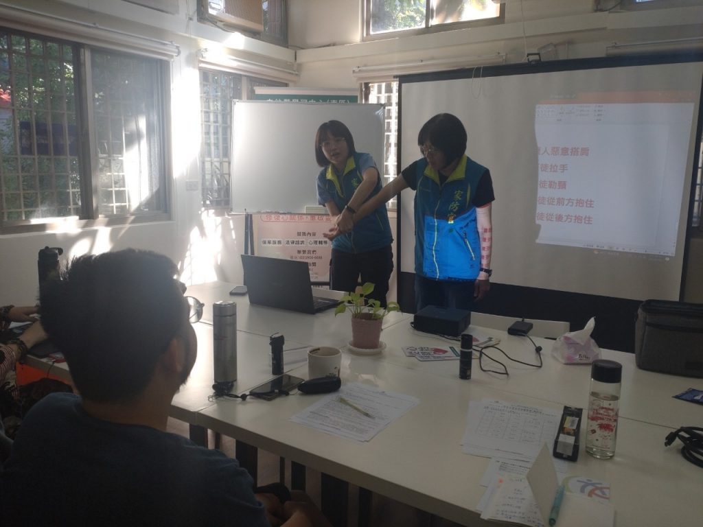 「白絲帶學習中心」特別邀請中和分局防治組家防官,辦理防身術講座。(記者 張艷君翻攝)