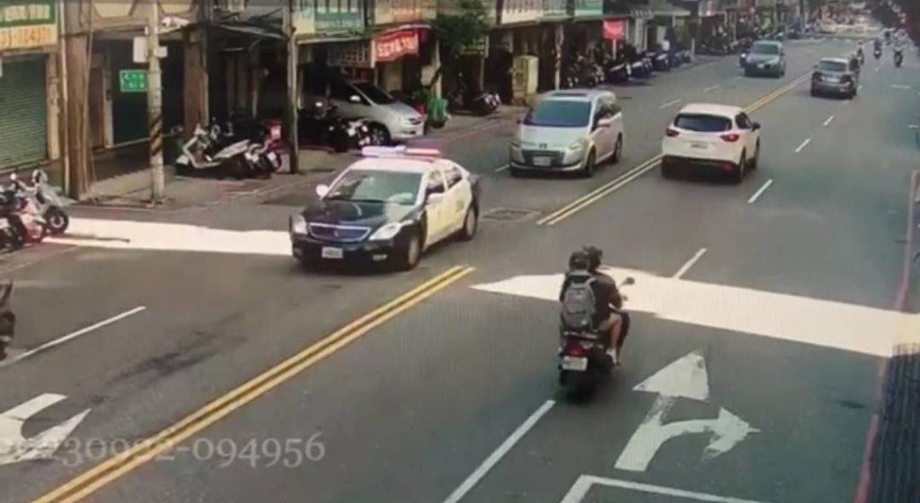 員警開啟警報器及警笛,沿路護送突出血孕婦至醫院。(記者 張艷君翻攝)
