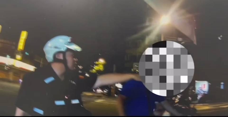 員警當場將毒品通緝犯逮捕偵辦,全案訊後移送臺北地檢署歸案。(記者 張艷君翻攝)