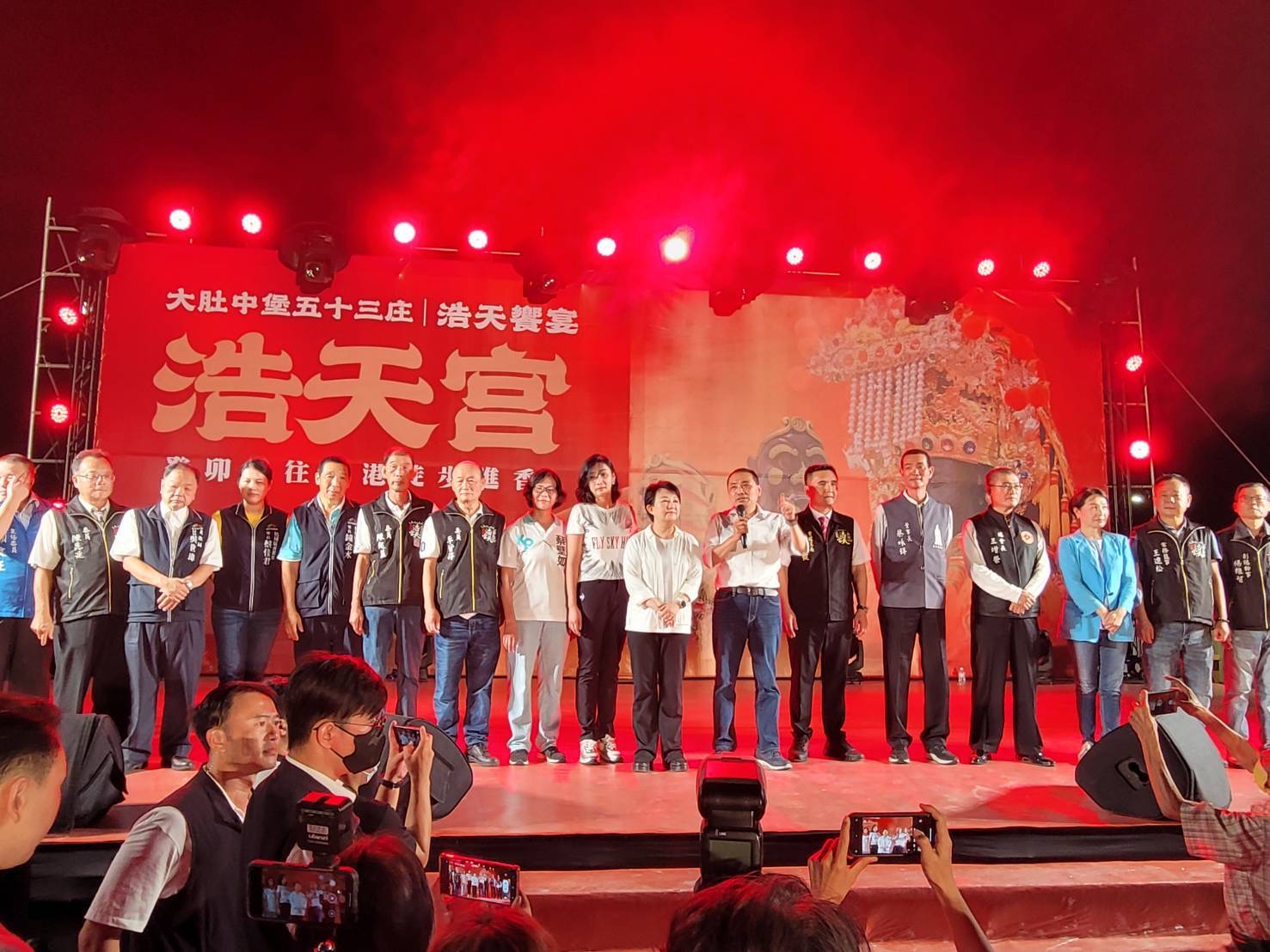 現場嘉賓雲集,總統候選人侯友宜(右7)、台中市長盧秀燕(右8)、立委候選人蔡璧如(左8)...等皆受浩天宮重建主委王經綻(右6)邀請出席。(記者 江雁武翻攝)