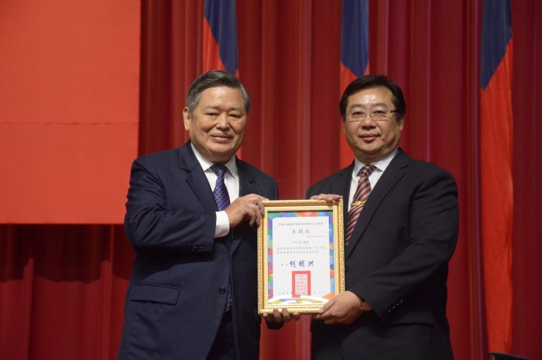 警專校友會總會長何明洲博士頒贈陳永鎮主任績優教職員獎狀及獎勵金。（記者薛秀蓮翻攝)