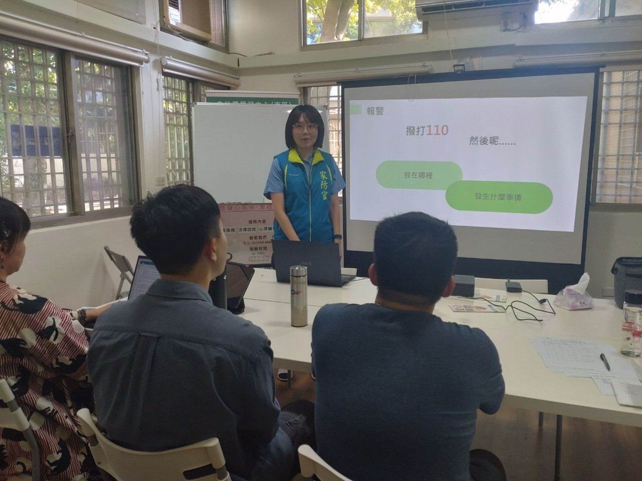 「白絲帶學習中心」特別邀請中和分局防治組家防官,辦理防身術講座。(記者 張艷君翻攝)
