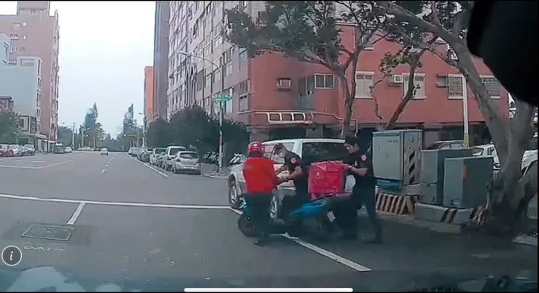 外送員送餐遭颱風吹倒｜員警及時救援