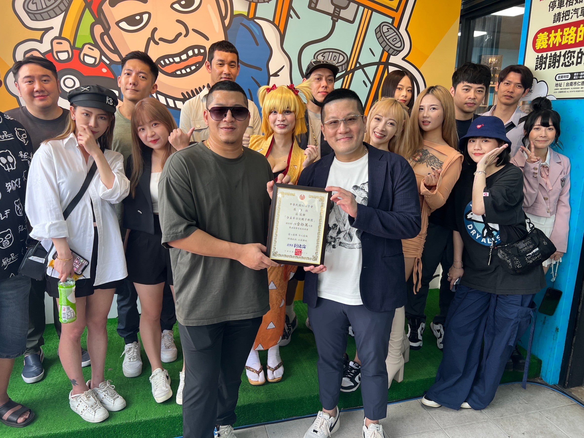 草爺與投資人淵哥,捐款十萬元,提供紅心字會弱勢家庭兒童營養餐費使用。(照片/紅心字會提供)