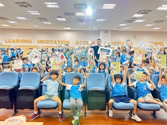 中山分局為加強民眾反詐免疫力,營造校園安全環境,至大直國民小學利用朝會時間,共同辦理反詐、識詐宣導課程。(記者薛秀蓮翻攝)