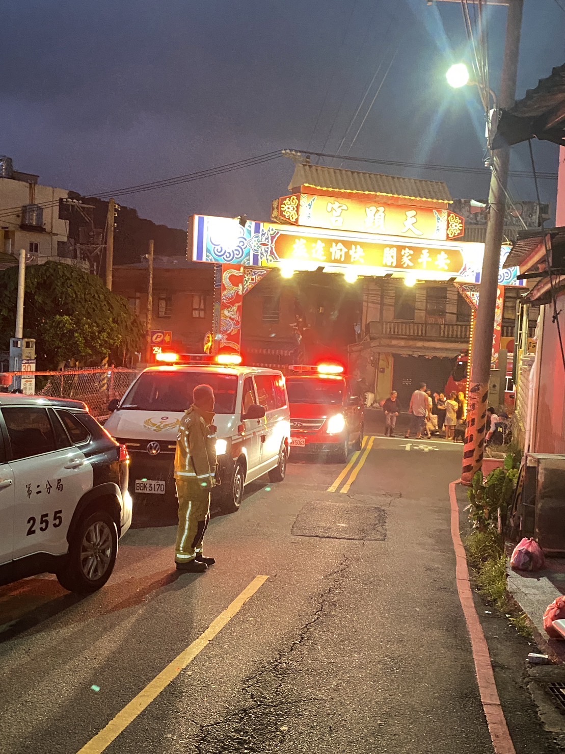 警方於現場指揮,保持車輛管制順暢。(記者薛秀蓮翻攝)