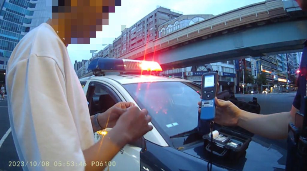 男子酒測值超標遭警送辦。(記者林金聖翻攝)
