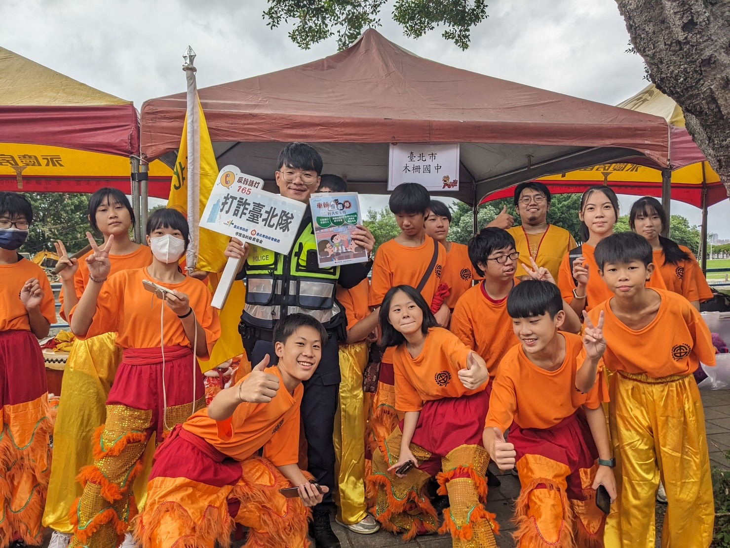 北投分局出動犯罪預防宣導團至關渡宮2023全國聖母盃舞龍舞獅錦標賽現場進行犯罪預防宣導,現場熱鬧非凡。(記者薛秀蓮翻攝)