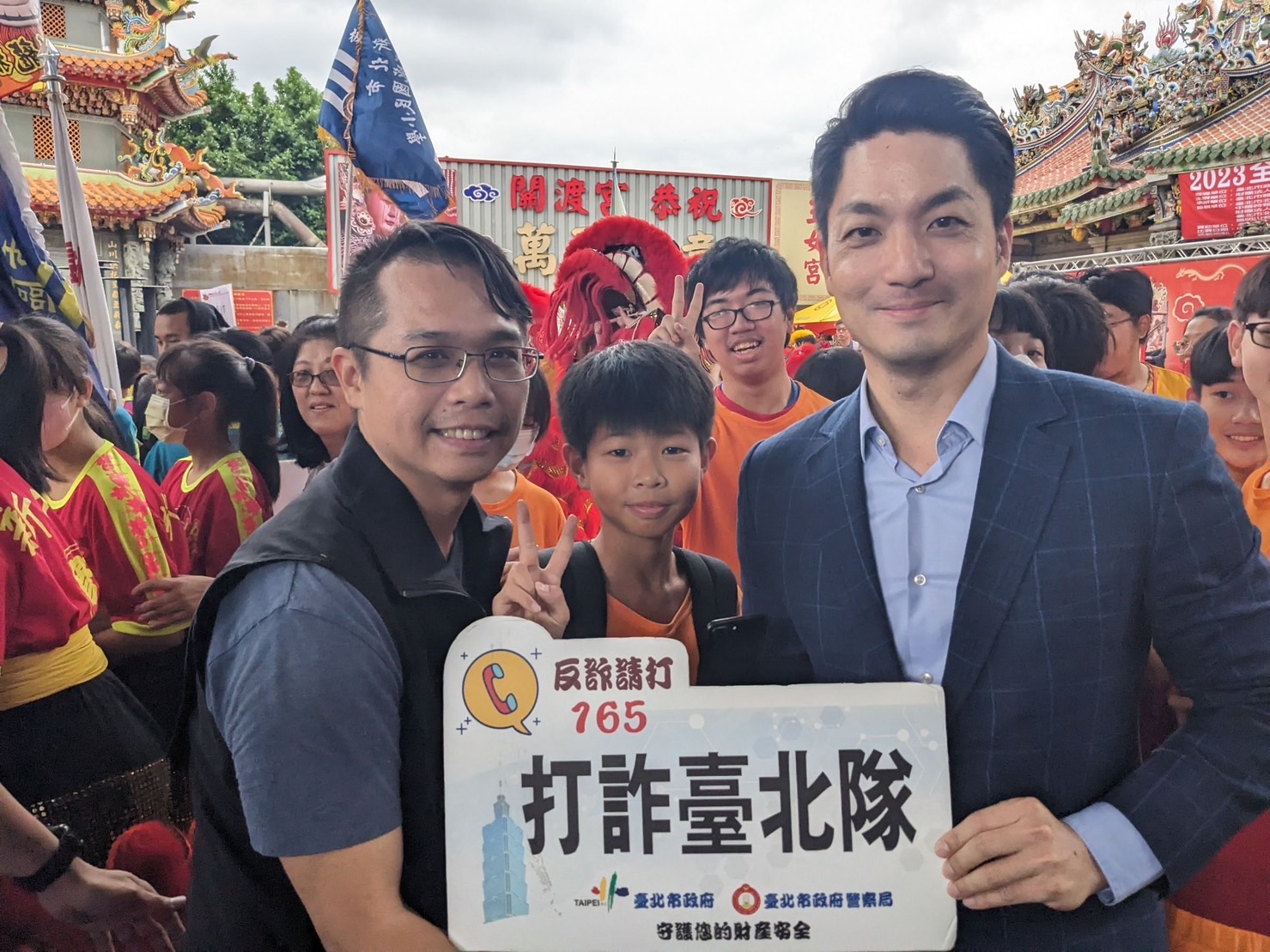 北投分局與台北市長蔣萬安共同向民眾進行犯罪預防宣導。(記者薛秀蓮翻攝)