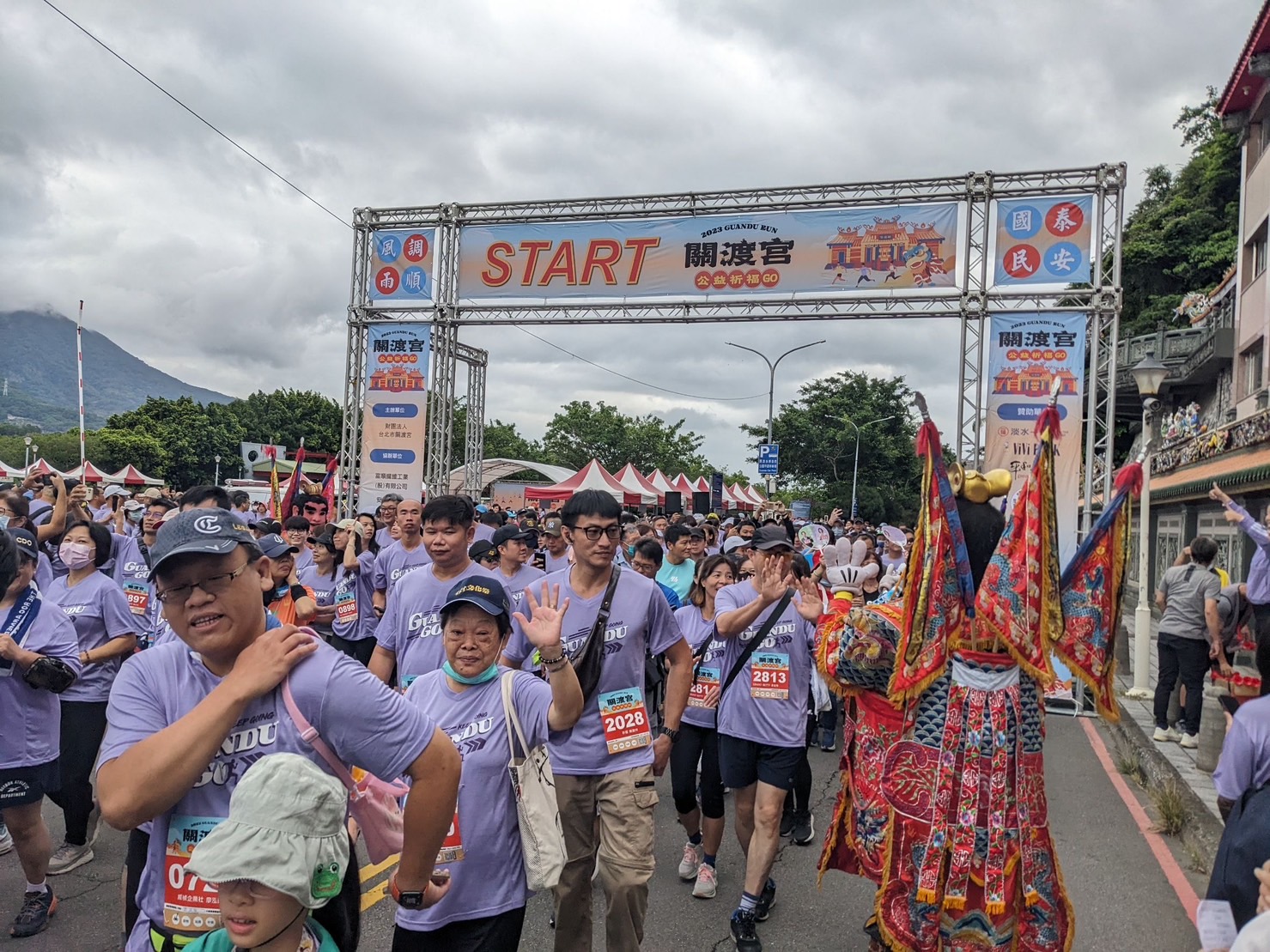 北投分局聯手孟慶而,至關渡宮公益路跑現場,宣導犯罪預防及交通安全觀念。(記者薛秀蓮翻攝)