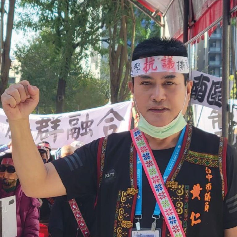 國民黨平地原住民立委候選人黃仁聲明，族人持他的扇子指責立委，就欸對手陣營扭曲與他有關，企圖影響視聽與選情。(記者張欽翻攝)