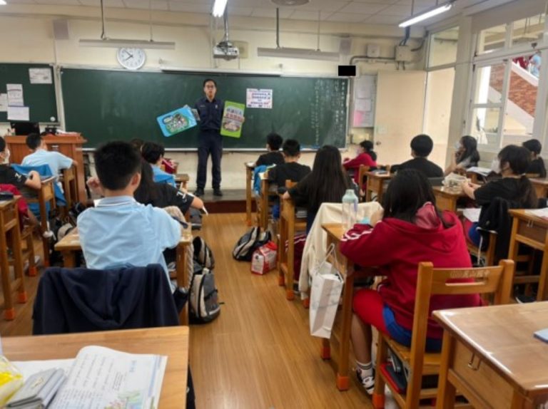 內湖警於麗山國中宣導反詐、識詐。（記者薛秀蓮翻攝)