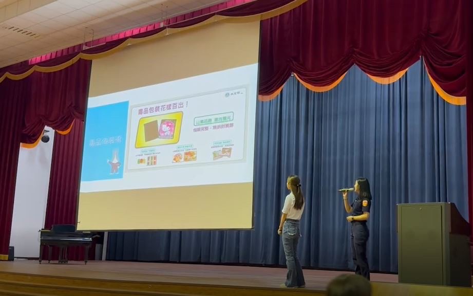 北投分局犯罪預防宣導團向臺北城市科技大學國際交換生分享詐騙觀念。(記者薛秀蓮翻攝)