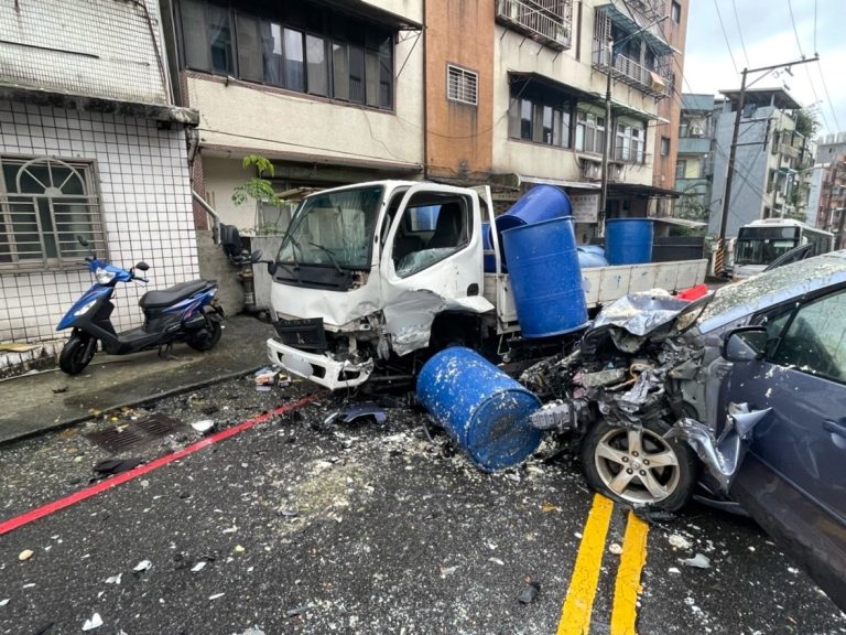 員警處理交通事故現場。（記者薛秀蓮翻攝)