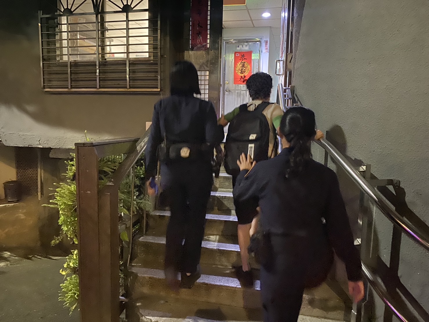 失智的周姓老婦外出後不記得回家的路,北投分局長安派出所 警員蔡舒晴、 實務訓練生陳宥慈 主動協助返家。(記者薛秀蓮翻攝)