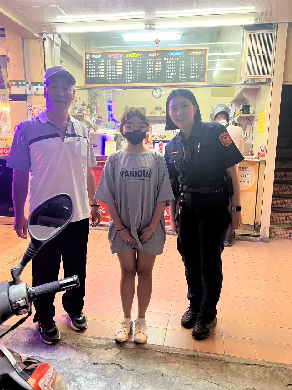 北投分局長安派出所警員蔡舒晴主動協助經濟陷入困頓的小蘭申請急難救助、並請里長協助持續關懷。(記者薛秀蓮翻攝)