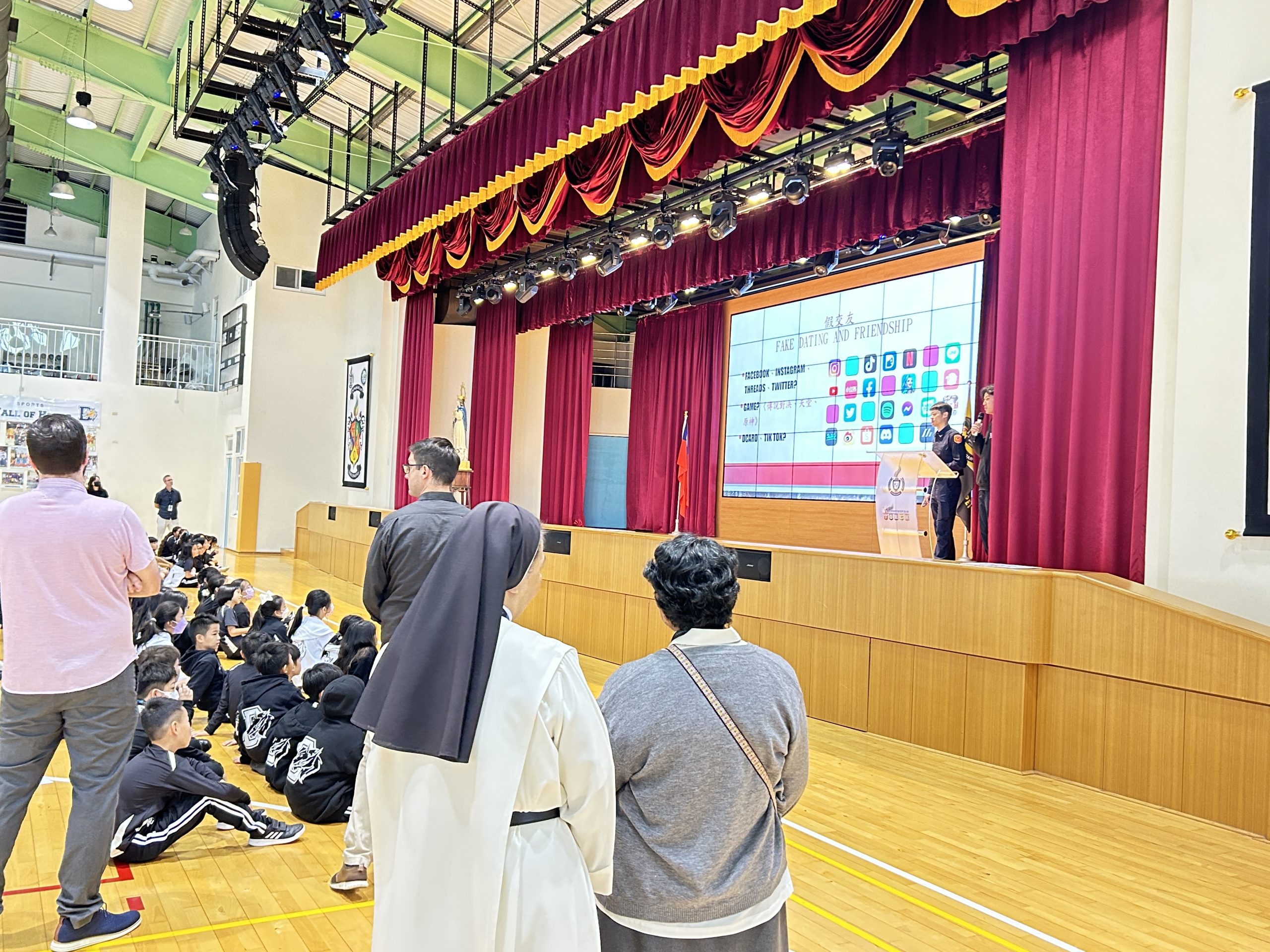 為加強學生防詐觀念、提升學生防詐免疫力,中山分局前往轄內道明外僑中學,以生動活潑宣導方式拉近與學生間的距離,進入校園推廣識詐教育