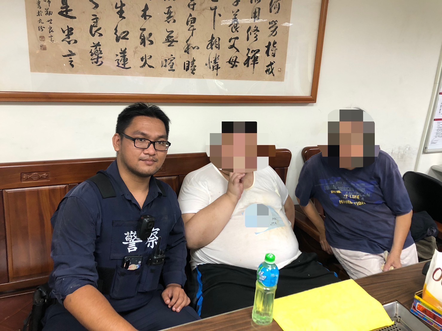 有語言障礙的男子小宇(化名)不慎搭錯公車來到北投,熱心民眾報案後由北投分局光明派出所接手處理。(記者薛秀蓮翻攝)