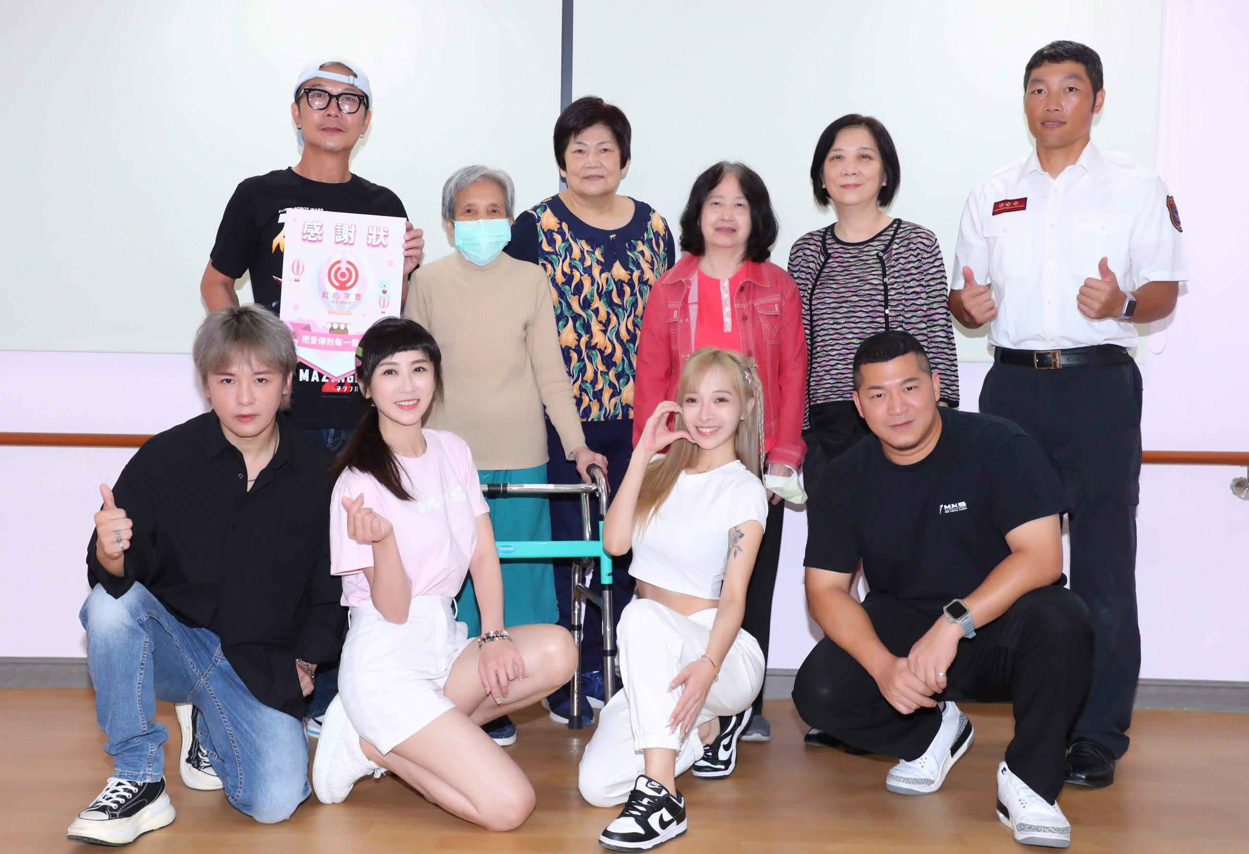 紅心字會秘書長 李顯文 頒發感謝狀給紅心字會「長者守護大使」並與長輩們合影。 (圖/紅心字會提供)