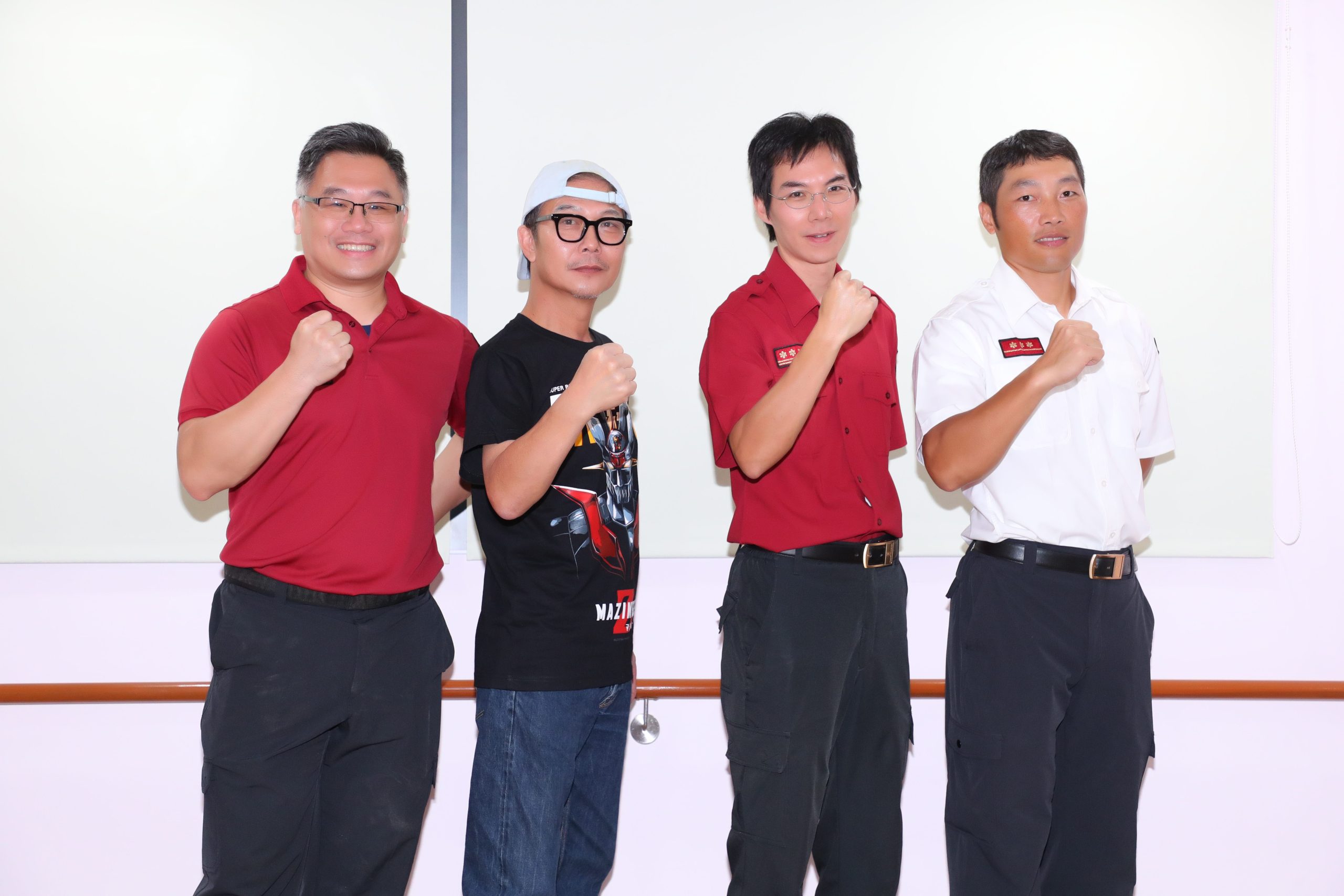 錢小豪與台北市消防局第二大隊的救火英雄們合影。 (圖/紅心字會提供)