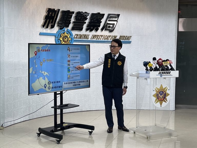 刑事局國際刑警科隊長楊國松說明。（記者徐煜勝翻攝）