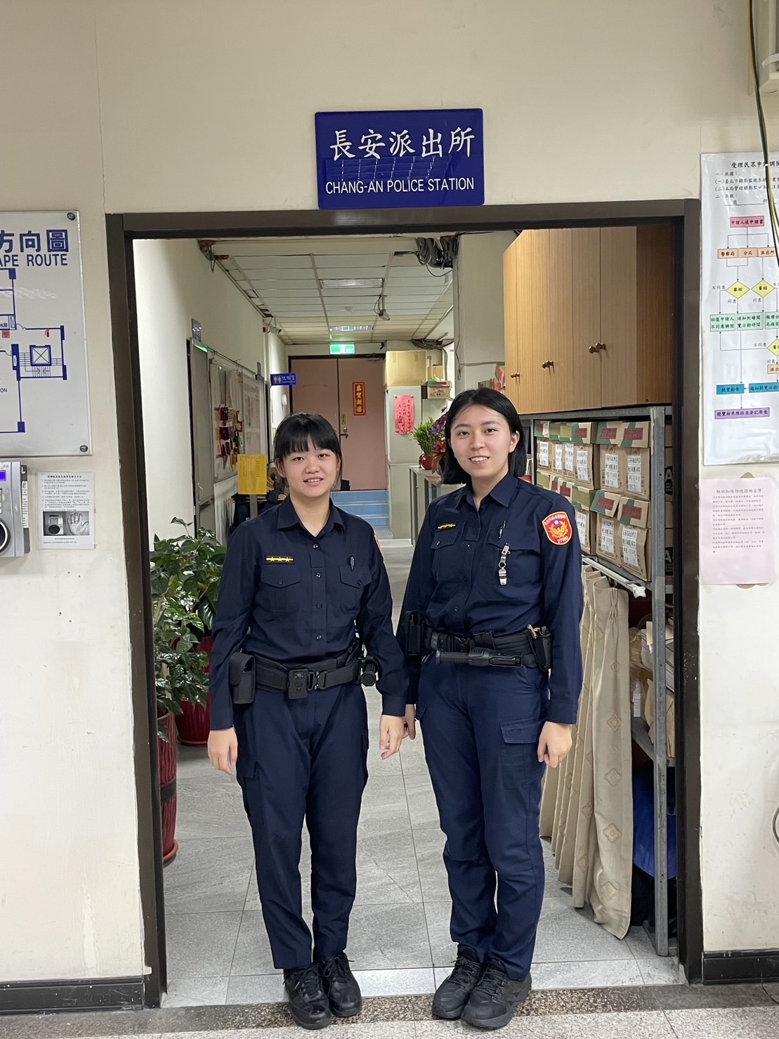北投分局長安派出所實務訓練生陳宥慈(左)、警員蔡舒晴。(記者薛秀蓮翻攝)