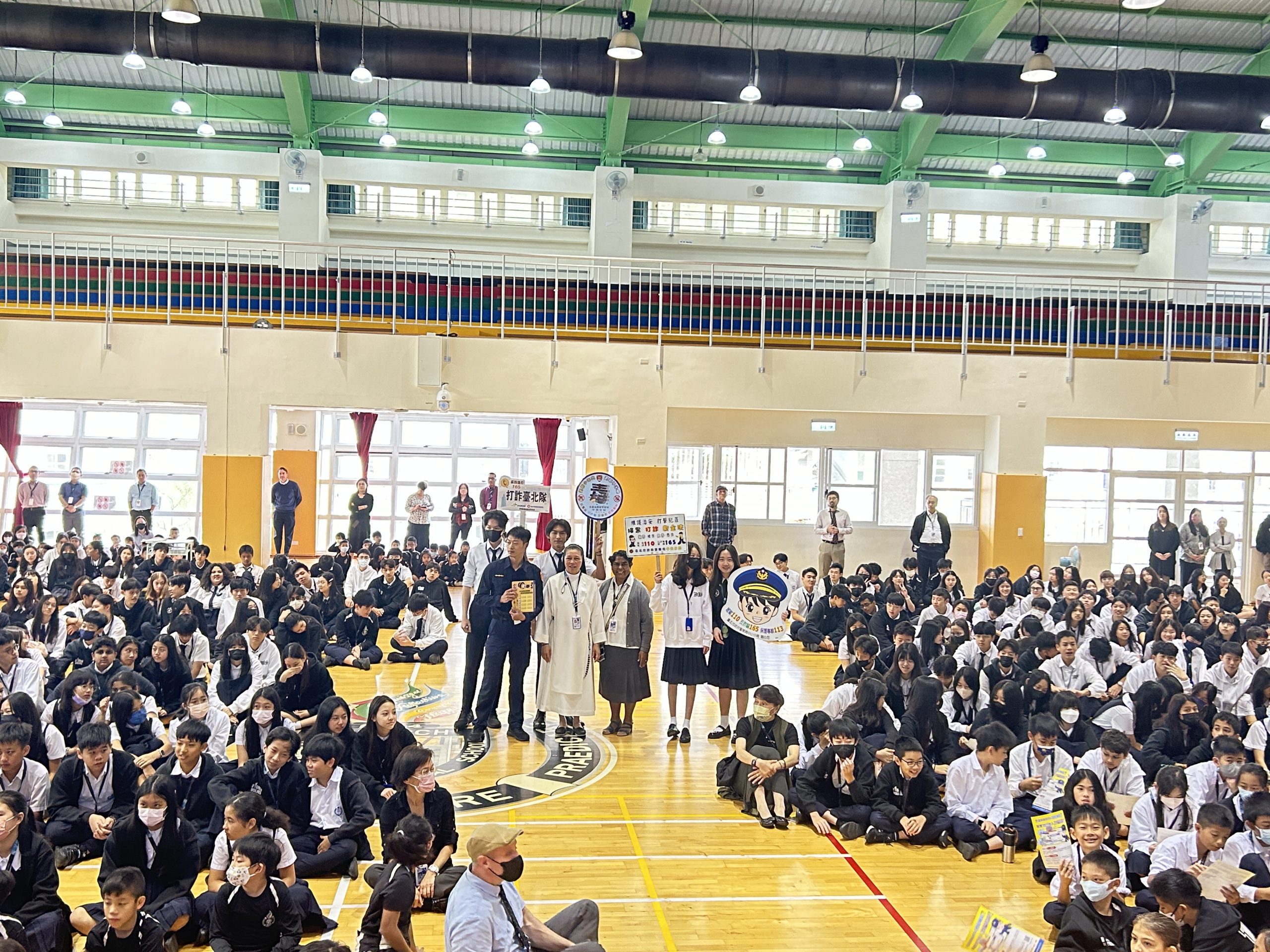 道明外僑中學的邀請,結合朝會時間同時辦理校園霸凌及反詐宣導活動,加強對民眾的校園霸凌及識詐認知,提升民眾識詐水準,以活潑生動的互動式宣導,將反詐及保護自身安全觀念深植學童的記憶中。(記者薛秀蓮翻攝)