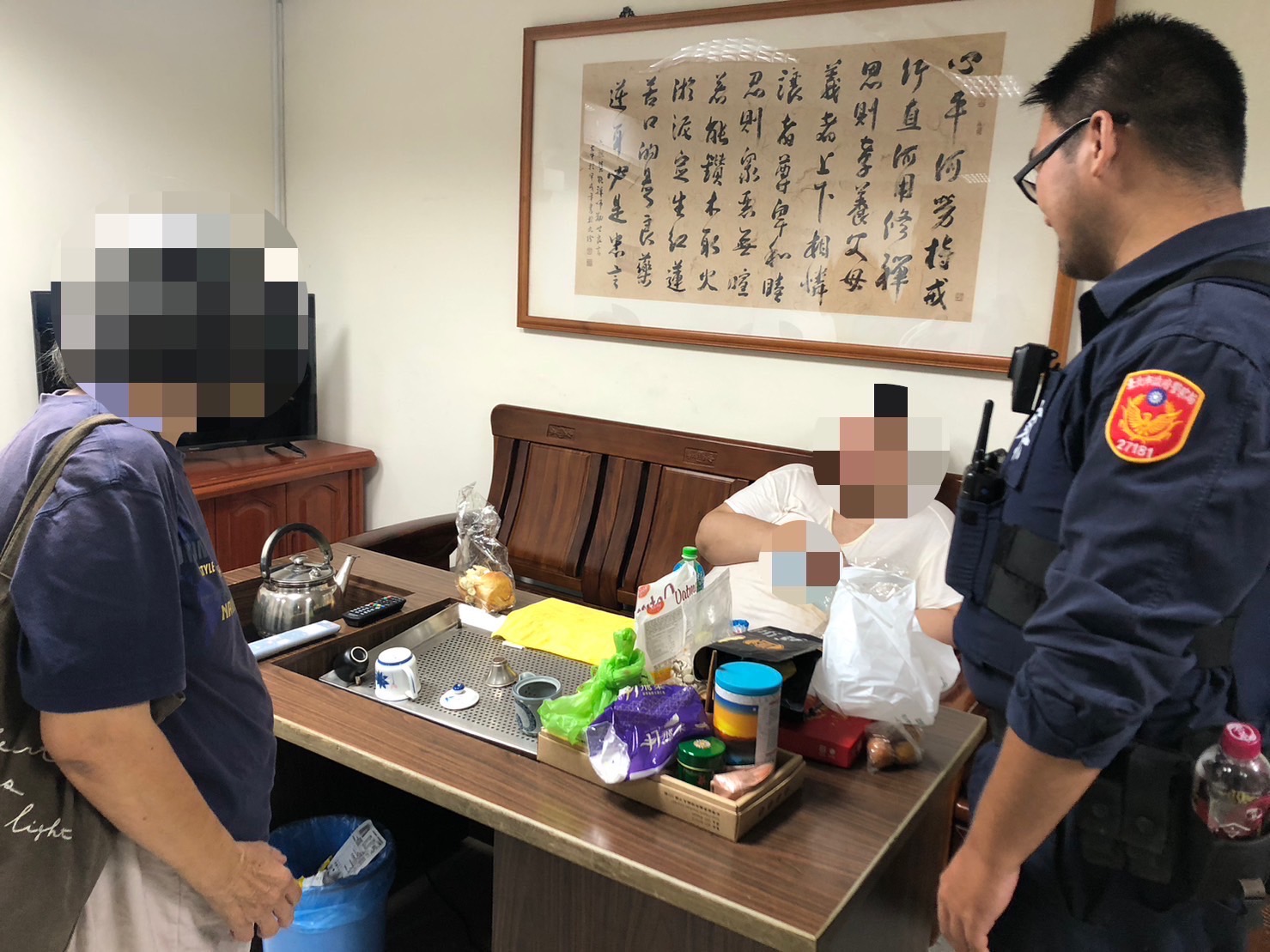 北投分局光明派出所警員馬子閔將小宇(化名)帶回派出所安置,並通知家屬。(記者薛秀蓮翻攝)
