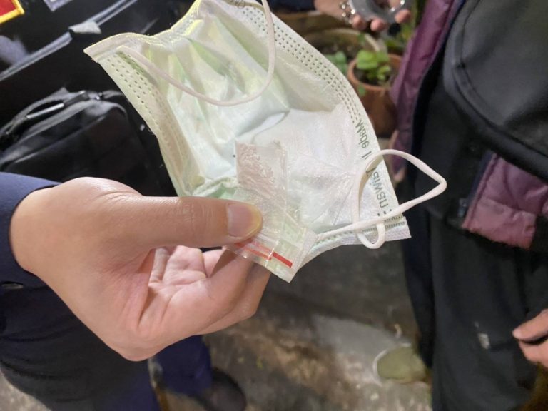 眼尖的員警發現林姓男子藏在口罩裡的毒品。（記者 張艷君翻攝）