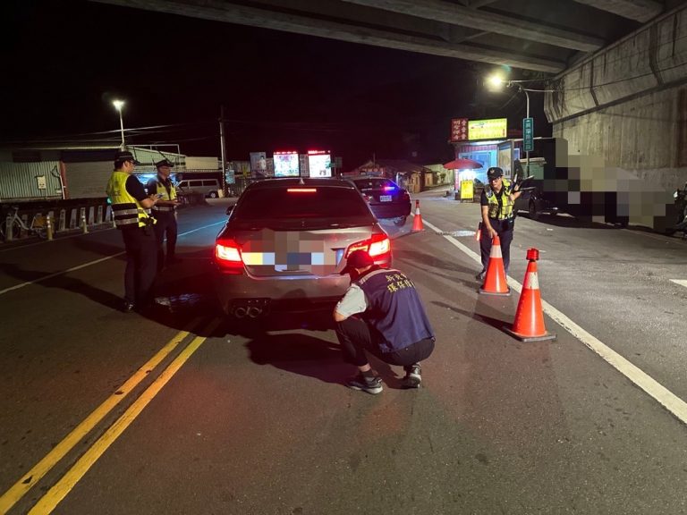 中和警與環保局聯合執行取締噪音車專案勤務,選定在興南路2段399巷(往烘爐地方向)進行路檢稽查。(記者張艷君翻攝)。