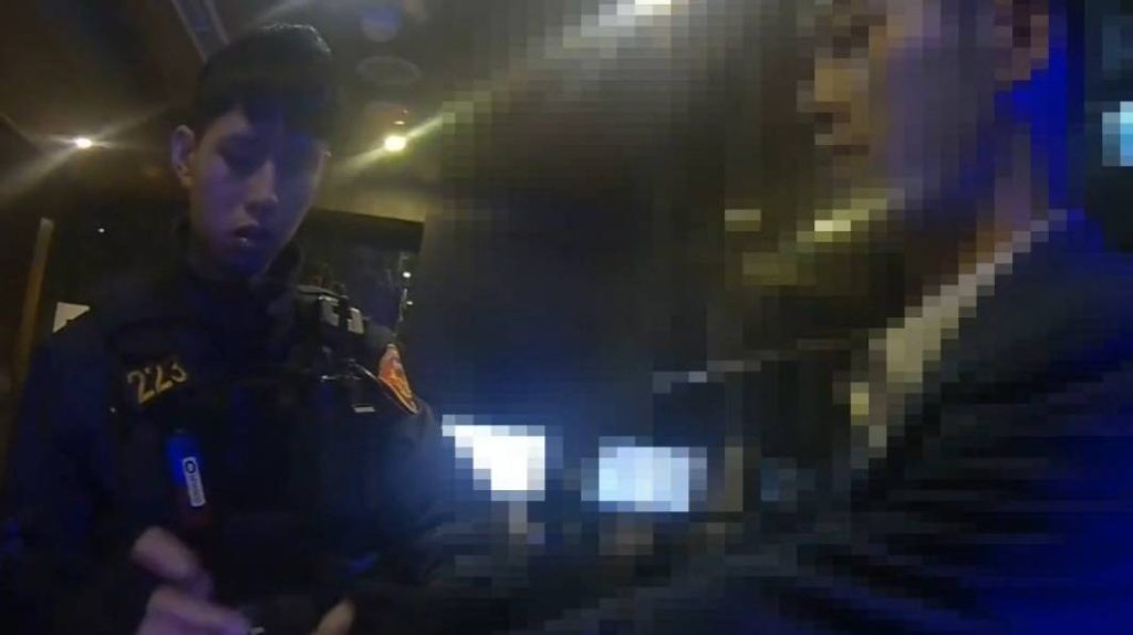 吳男現場遭警上銬逮捕。(記者林金聖翻攝)