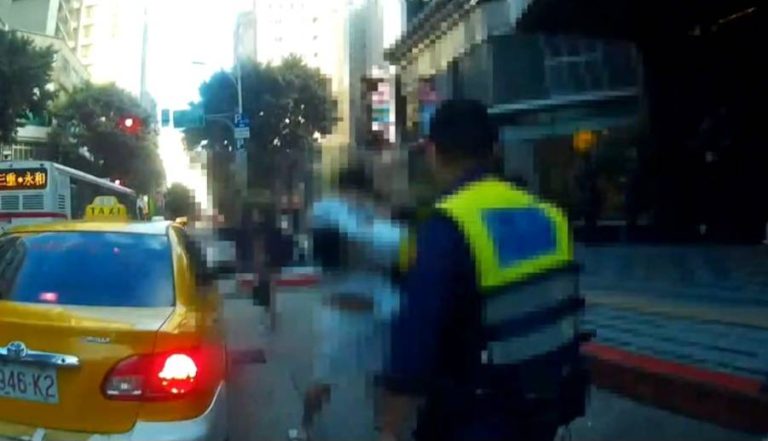 警方到場雙方人馬券繼續扭打。(記者林金聖翻攝)