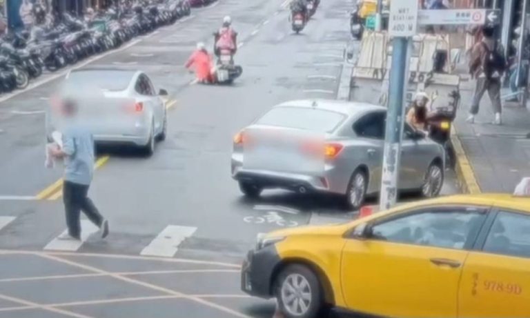 女騎士輾壓掉落物滑倒受傷。（記者林金聖翻攝）