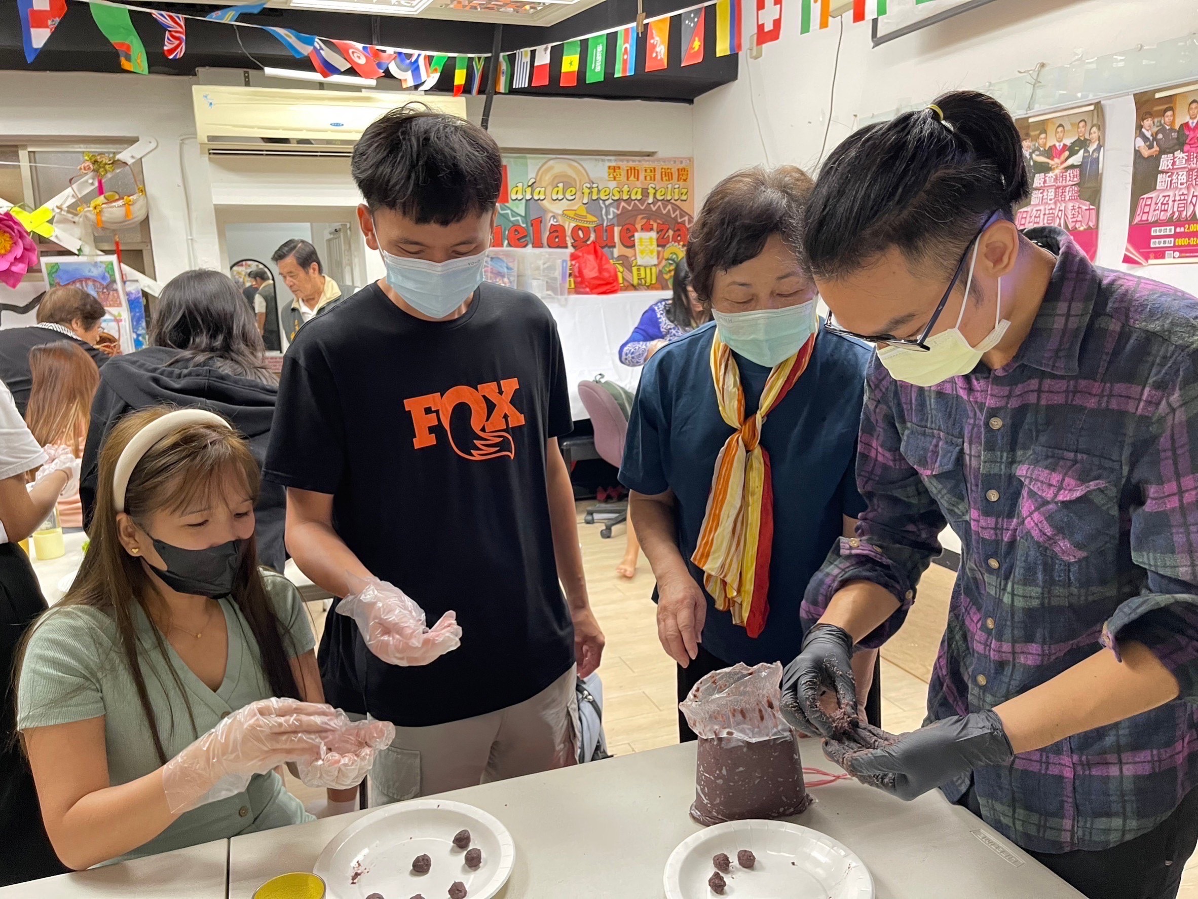 陳真真老師(右二)指導參與民眾製作涼西丸。(圖/移民署嘉義市服務站提供)