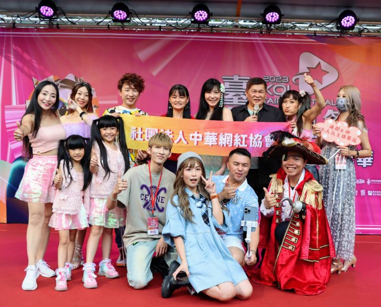 中華網紅協會理事長鄭儷絲（後排左四）資深藝人澎恰恰 （後排右三）與優秀網紅們合影。（記者林金聖翻攝）