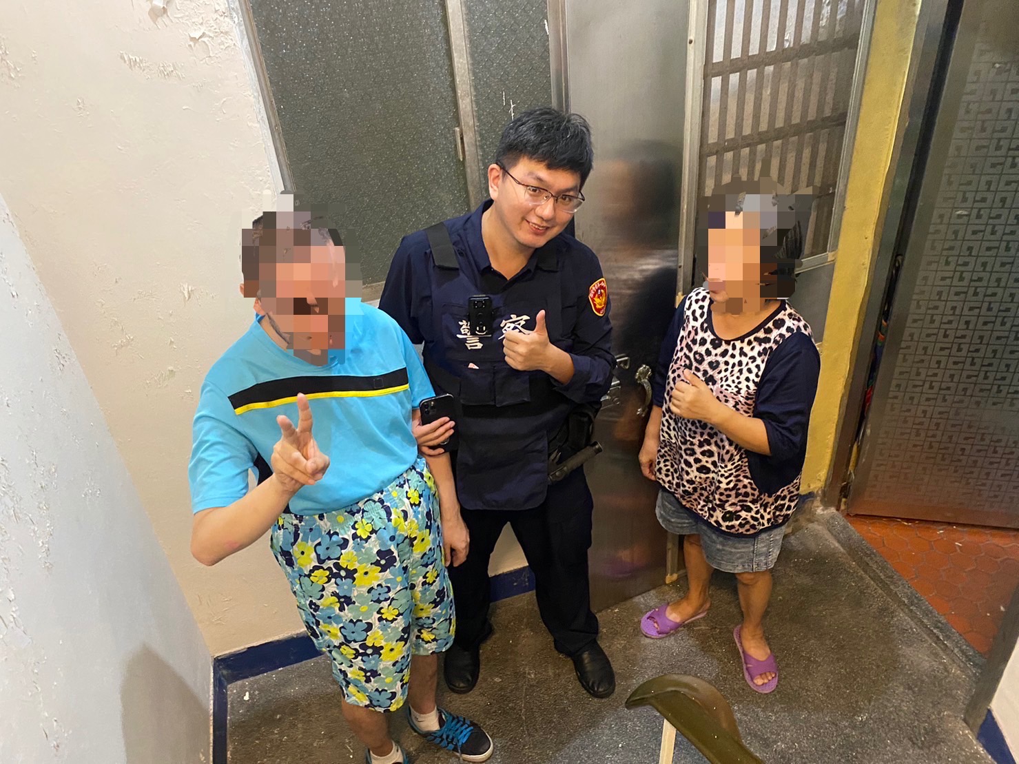 員警主動護送男子返回住處,其母向警方表示感謝。(記者 張艷君翻攝)