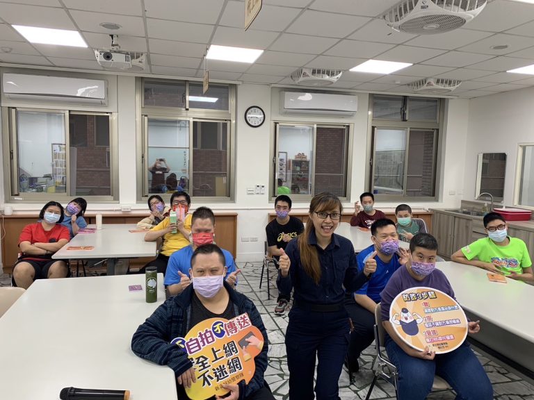 新北婦幼隊為身障弱勢族群宣導性別教育。（記者徐煜勝翻攝）