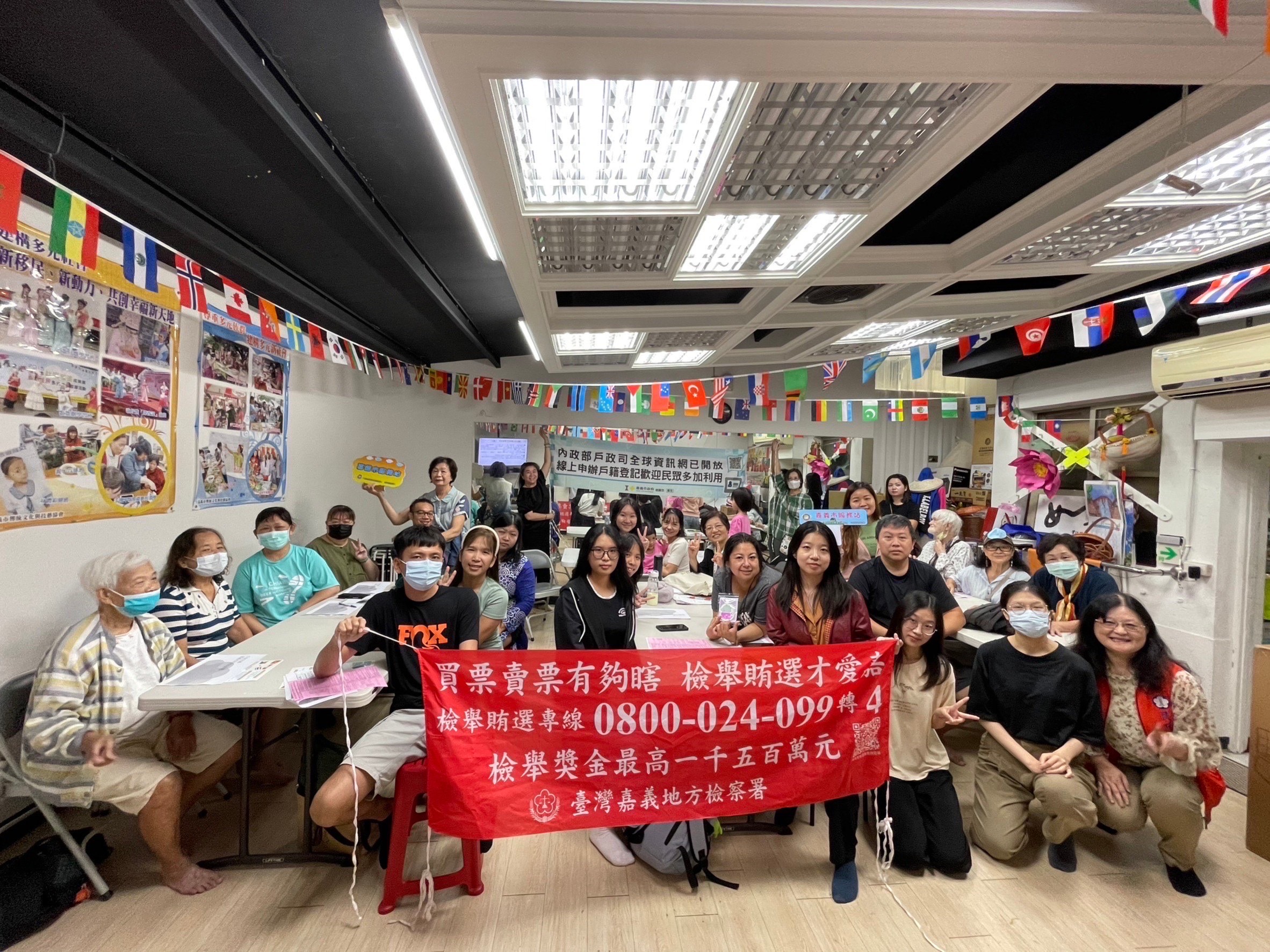 參與民眾一起合照。(圖/移民署嘉義市服務站提供)