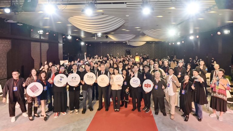 2023臺灣國際平面設計獎得獎人、評審代表、公協會代表與產業人士合影。（圖/經濟部提供）