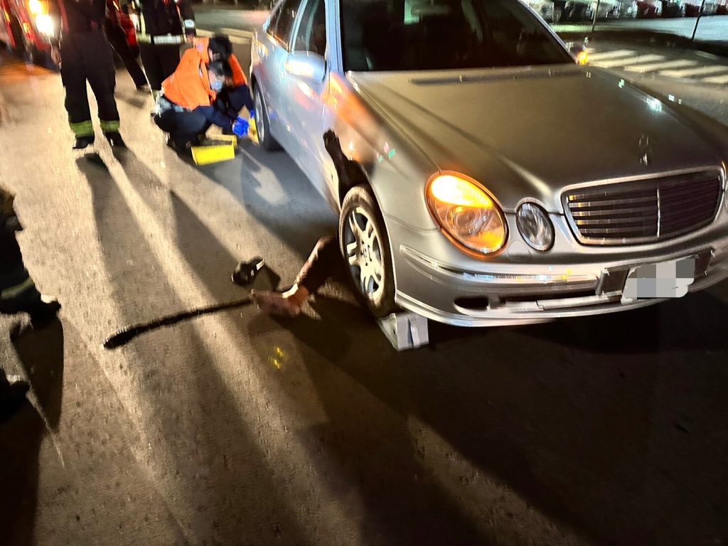 男爬行斑馬線遭左轉自小客車輾壓車底。(記者林金聖翻攝)