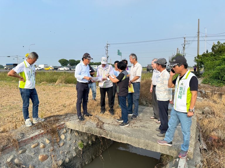 劉建國實地會勘農水路狀況。（記者林金聖翻攝）