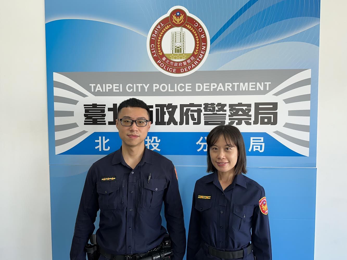 北投分局關渡派出所警員郭駿宏(左)、所長陳以雯。(記者薛秀蓮翻攝)
