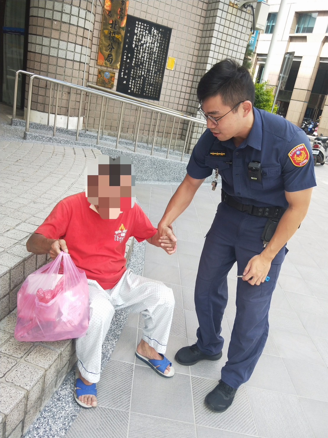 謝姓老翁腳傷復發且不記得回家的路,北投分局長安派出所警員施廷岳主動協助返家。(記者薛秀蓮翻攝)