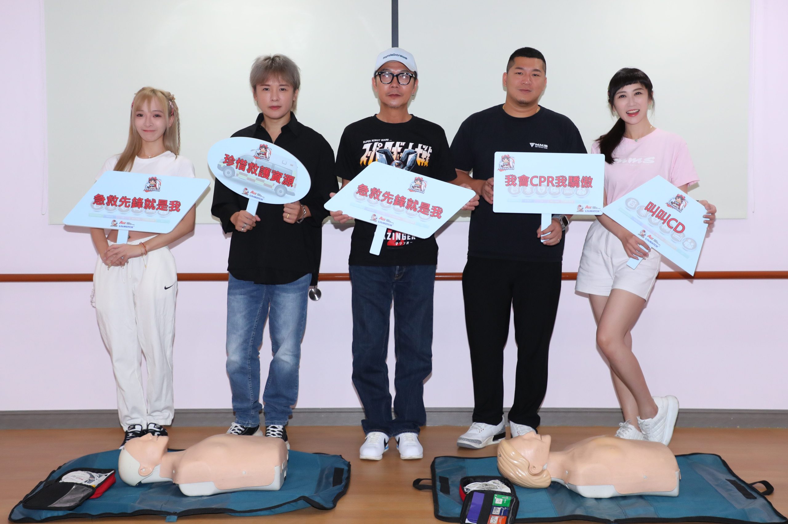 由左至右-嵐芯語、金志遙、香港藝人 錢小豪、草爺、蔡允潔在施作心肺復甦術教學,並呼喊最新CPR口號「叫叫CD」。 (圖/紅心字會提供)